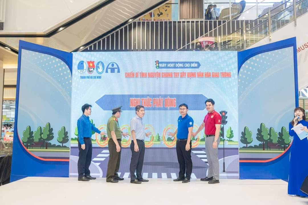 Tại quận Bình Tân, chương trình cũng diễn ra với nhiều hoạt động hưởng ứng Ngày hoạt động cao điểm “Chiến sĩ tình nguyện chung tay xây dựng văn hóa giao thông”.