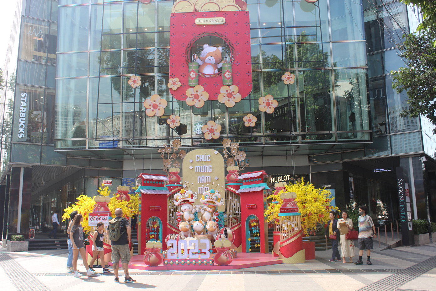 Các trung tâm thương mại tại khu vực Trung tâm Sài Gòn cũng được trang trí ấn tượng bằng những tiểu cảnh Tết.