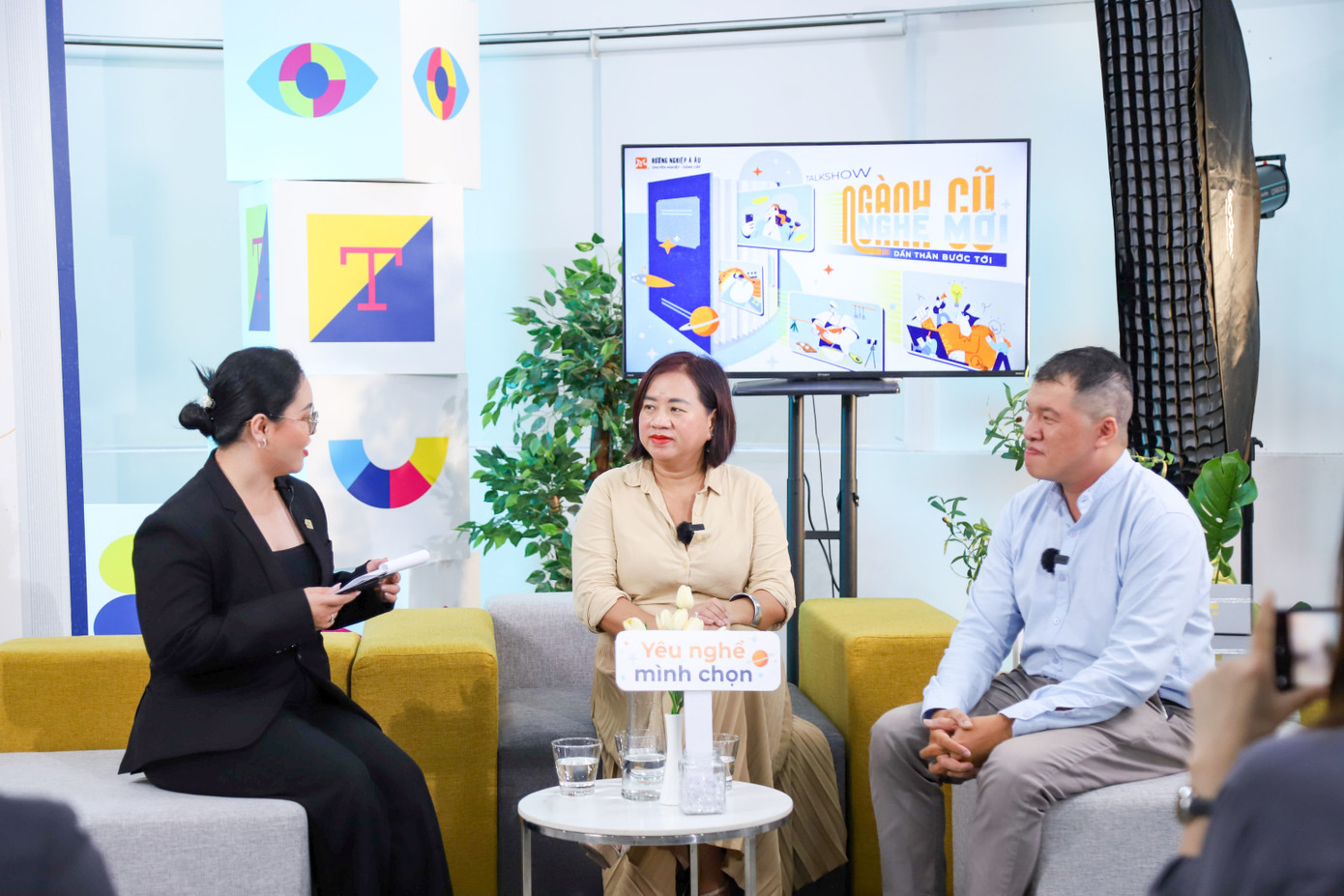 Hai khách mời tại buổi talkshow. Hai khách mời tại buổi talkshow.