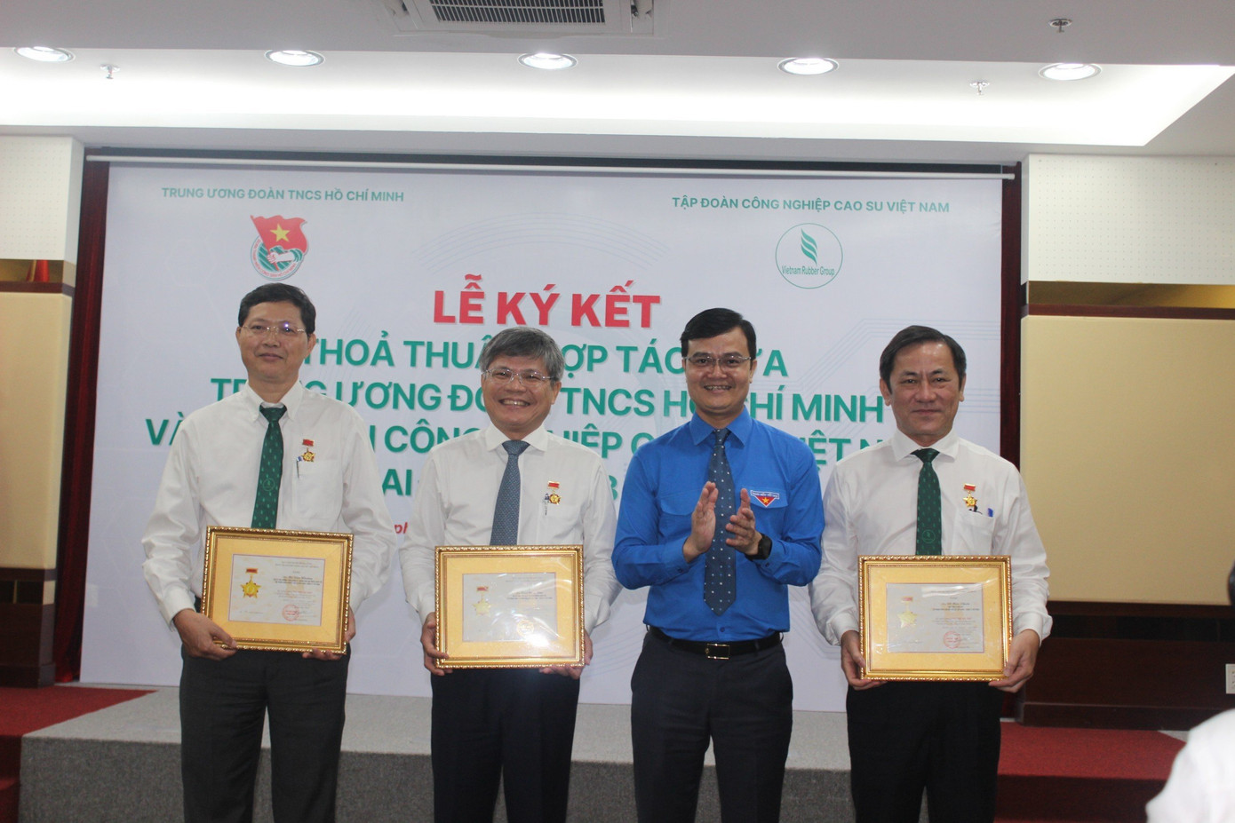 Bí thư thứ nhất T.Ư Đoàn Bùi Quang Huy đã trao Kỷ niệm chương &quot;Vì thế hệ trẻ&quot; cho các cá nhân thuộc VRG.