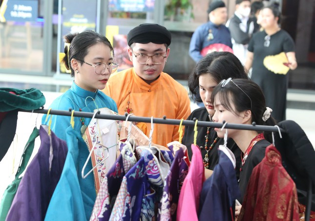 Có nhiều hoạt động để bạn trẻ TP. HCM tìm hiểu về văn hóa dân tộc trong dịp Lễ Giỗ Tổ Hùng Vương. (Ảnh: Ngô Tùng) Có nhiều hoạt động để bạn trẻ TP. HCM tìm hiểu về văn hóa dân tộc trong dịp Lễ Giỗ Tổ Hùng Vương. (Ảnh: Ngô Tùng)