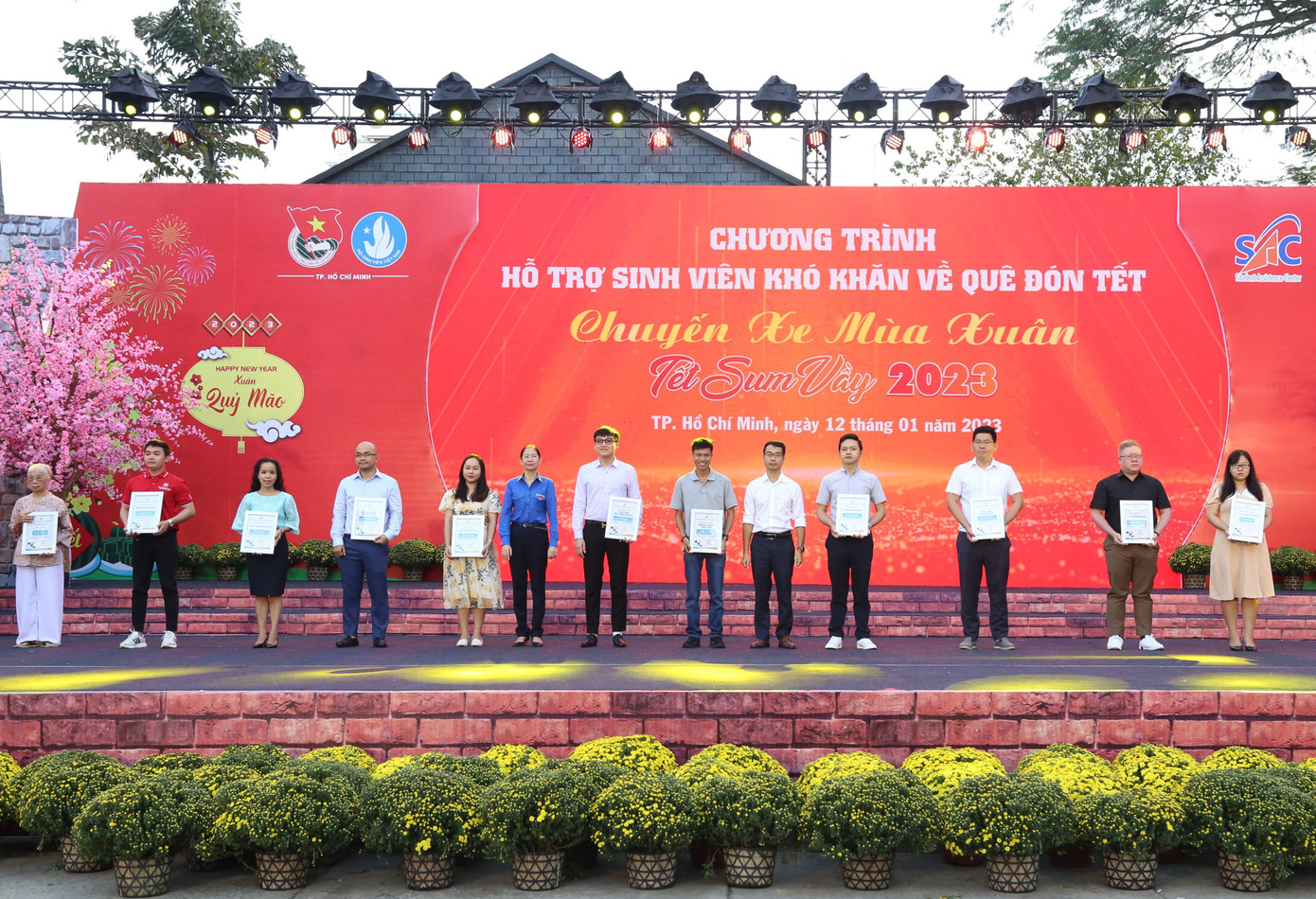 Bí thư Thành Đoàn TPHCM Phan Thị Thanh Phương (áo xanh) trao thư cám ơn các đơn vị đồng hành chương trình "Chuyến xe mùa xuân". Bí thư Thành Đoàn TPHCM Phan Thị Thanh Phương (áo xanh) trao thư cám ơn các đơn vị đồng hành chương trình "Chuyến xe mùa xuân".