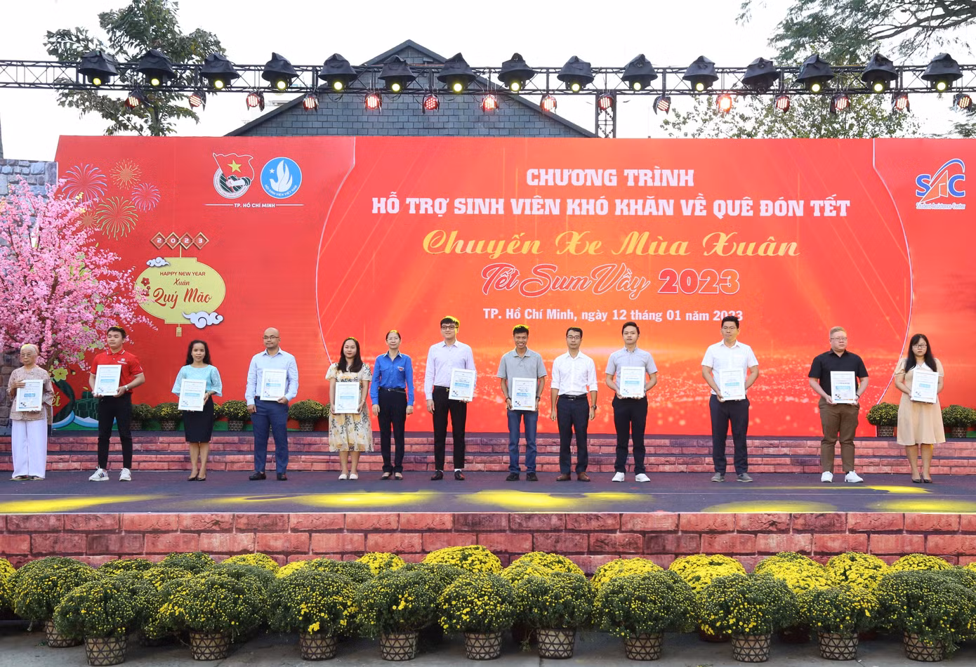Bí thư Thành Đoàn TPHCM Phan Thị Thanh Phương (áo xanh) trao thư cám ơn các đơn vị đồng hành chương trình "Chuyến xe mùa xuân".
