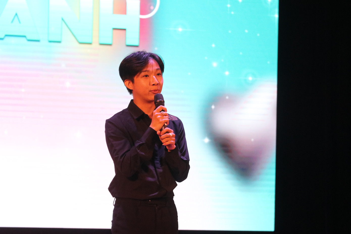 Anh Trần Công Minh Đức (giảng viên, dược sĩ CKI) - diễn giả, chia sẻ kiến thức về các vấn đề của sức khỏe tâm thần. (Ảnh: Lan Huỳnh)