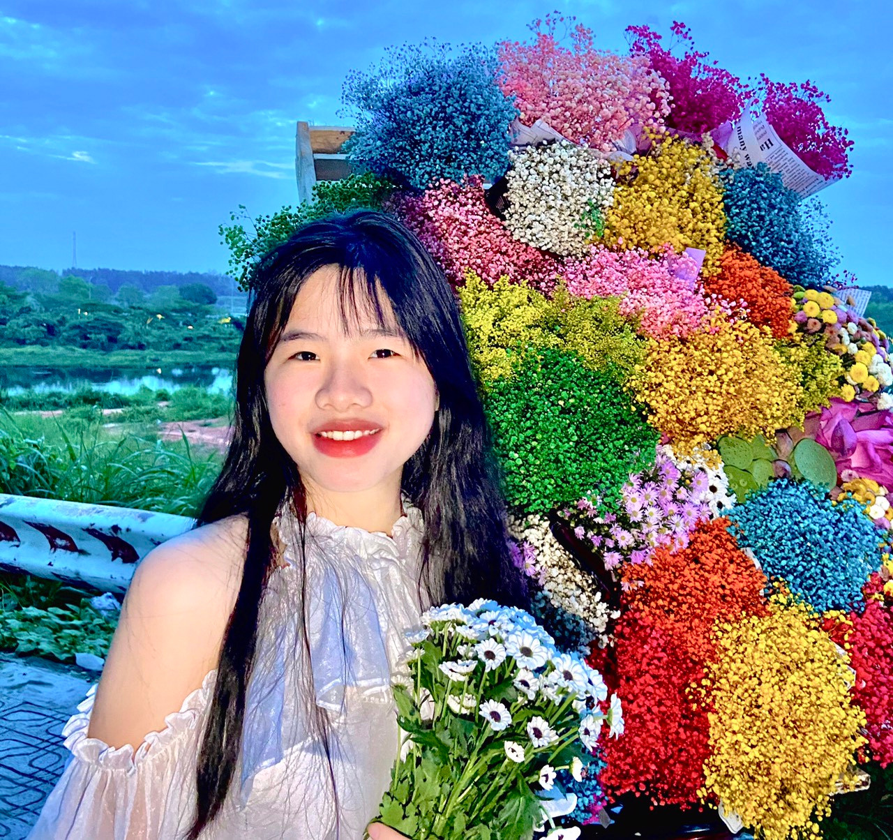 Võ Thị Mỹ Hạnh (23 tuổi), một cô gái trẻ năng động và đầy nhiệt huyết, chia sẻ về tình yêu của mình đối với việc chụp ảnh với xe hoa mùa Thu: “Mình thích chụp ảnh với xe hoa vì nó mang lại cảm giác lãng mạn và ngọt ngào”. Võ Thị Mỹ Hạnh (23 tuổi), một cô gái trẻ năng động và đầy nhiệt huyết, chia sẻ về tình yêu của mình đối với việc chụp ảnh với xe hoa mùa Thu: “Mình thích chụp ảnh với xe hoa vì nó mang lại cảm giác lãng mạn và ngọt ngào”.