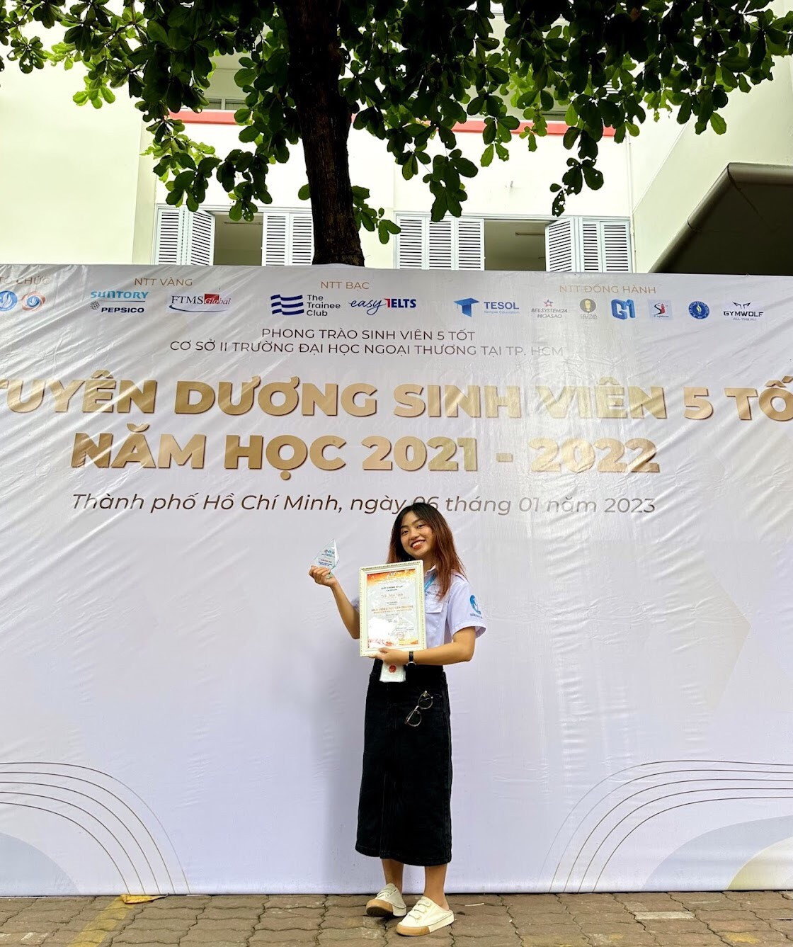 Mai Linh là một trong những sinh viên tiêu biểu của trường ĐH Ngoại thương, Cơ sở 2, được trường vinh danh 'Sinh viên 5 tốt'. (Ảnh: NVCC) Mai Linh là một trong những sinh viên tiêu biểu của trường ĐH Ngoại thương, Cơ sở 2, được trường vinh danh 'Sinh viên 5 tốt'. (Ảnh: NVCC)