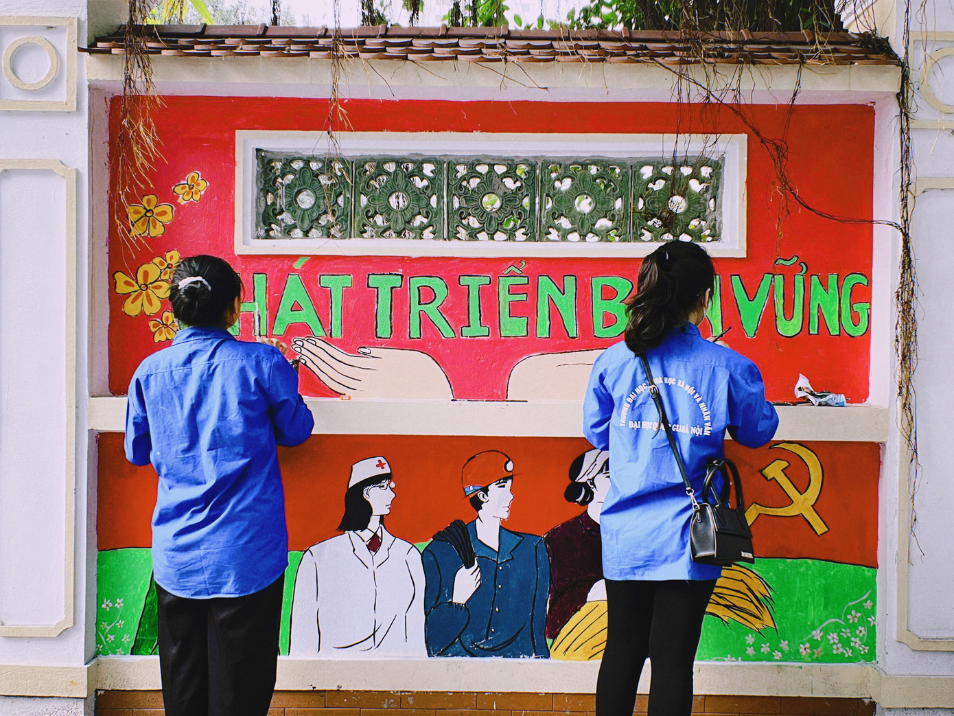 Những bức tranh tường do các bạn sinh viên thực hiện.