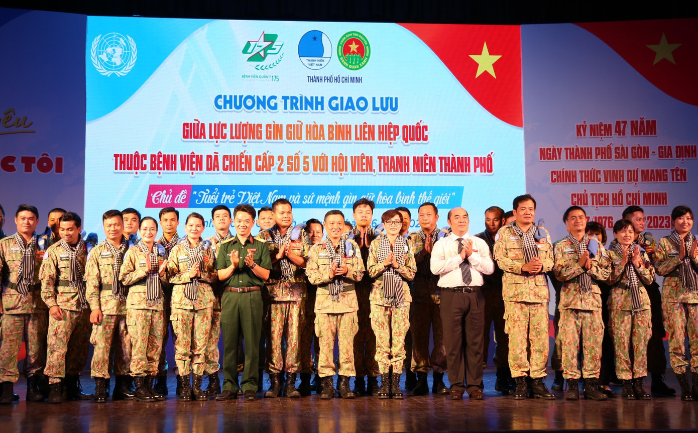 Các chiến sĩ mũ nồi xanh được trao tặng khăn rằn.