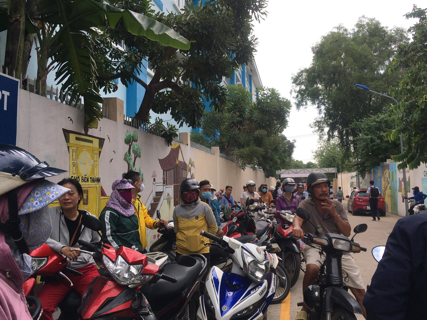 Phụ huynh đồng hành cùng con tại Kỳ thi Tốt nghiệp THPT năm 2023.