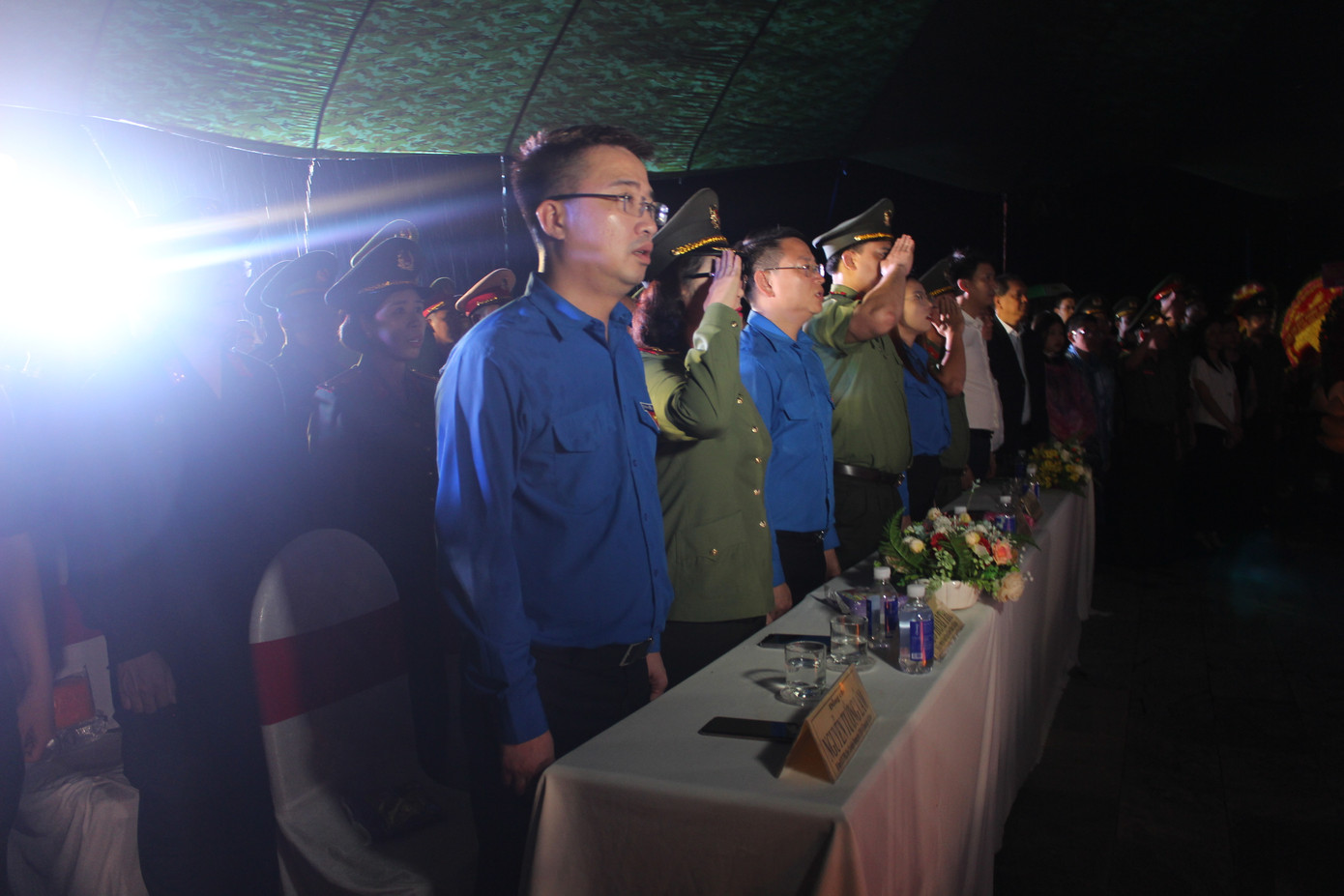 Anh Nguyễn Tường Lâm - Bí thư Ban Chấp hành T.Ư Đoàn (thứ nhất bên trái) cùng các đại biểu tham dự chương trình.