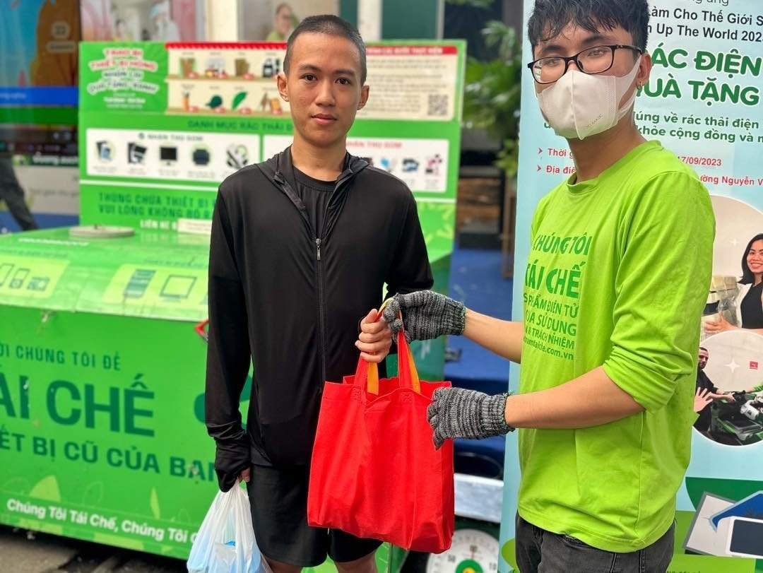 Một bạn trẻ mang rác điện tử đến chương trình đổi quà.