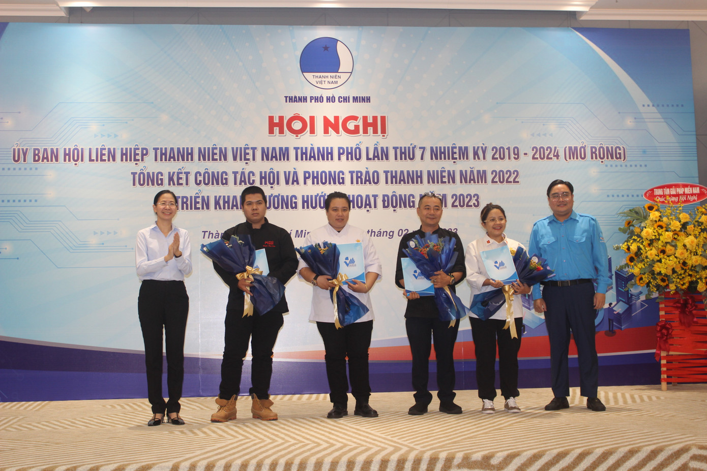 Đại diện Ban chủ nhiệm CLB nhận hoa và quyết định thành lập của Hội LHTN Việt Nam TP. HCM trao. Đại diện Ban chủ nhiệm CLB nhận hoa và quyết định thành lập của Hội LHTN Việt Nam TP. HCM trao.