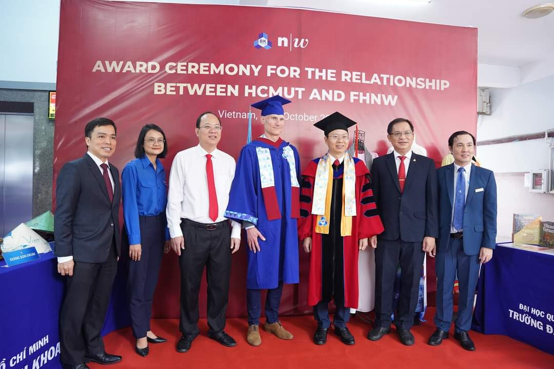 Phó Bí thư Thành ủy TP. HCM Nguyễn Hồ Hải (thứ ba, từ trái sang), Chủ tịch Hội Sinh viên TP. HCM Trần Thu Hà (thứ hai, từ trái sang) cùng lãnh đạo trường ĐH Bách khoa (ĐHQG TP. HCM) tặng "Tủ sách Việt Nam" đến trường ĐH Khoa học Ứng dụng và Nghệ thuật Tây Bắc Thụy Sĩ.