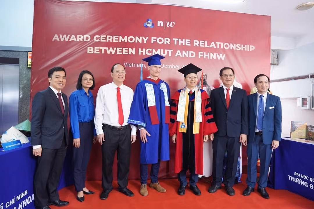 Phó Bí thư Thành ủy TP. HCM Nguyễn Hồ Hải (thứ ba, từ trái sang), Chủ tịch Hội Sinh viên TP. HCM Trần Thu Hà (thứ hai, từ trái sang) cùng lãnh đạo trường ĐH Bách khoa (ĐHQG TP. HCM) tặng "Tủ sách Việt Nam" đến trường ĐH Khoa học Ứng dụng và Nghệ thuật Tây Bắc Thụy Sĩ.