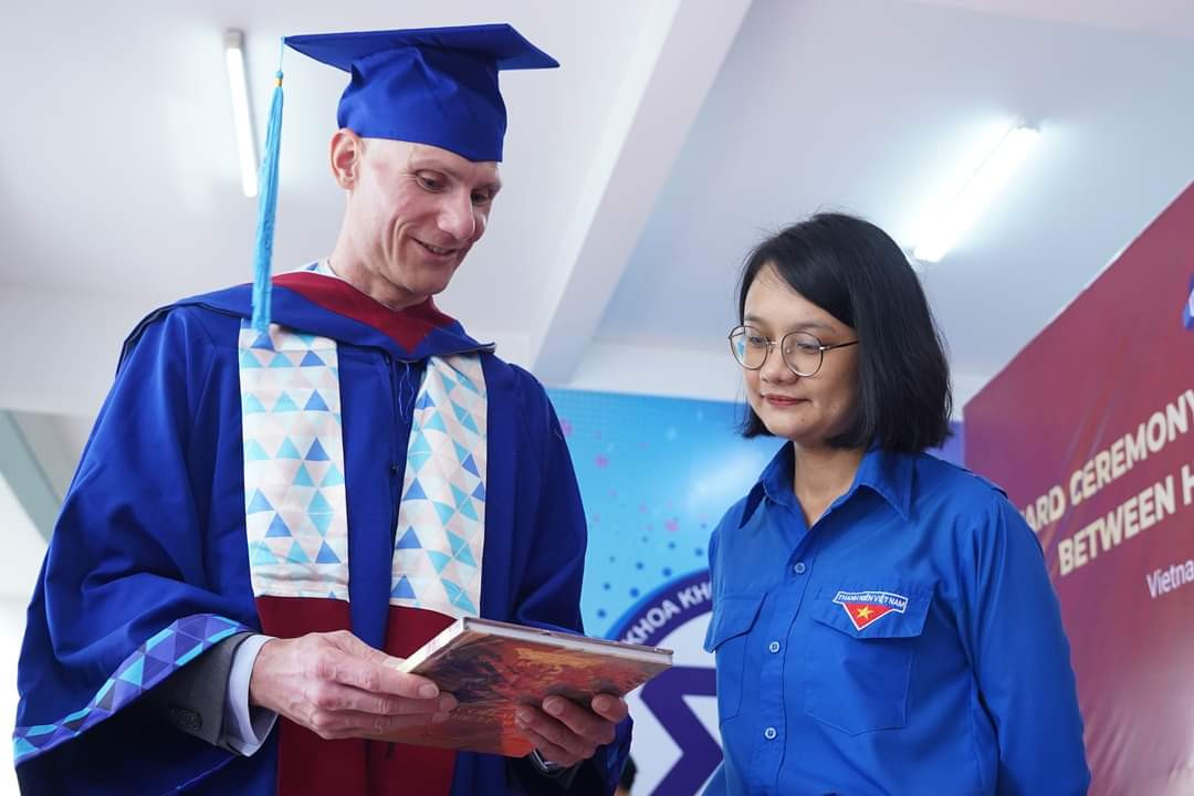 Chủ tịch Hội Sinh viên TP. HCM Trần Thu Hà (bên trái) tặng &quot;Tủ sách Việt Nam&quot; đến đại diện trường ĐH Khoa học Ứng dụng và Nghệ thuật Tây Bắc Thụy Sĩ.