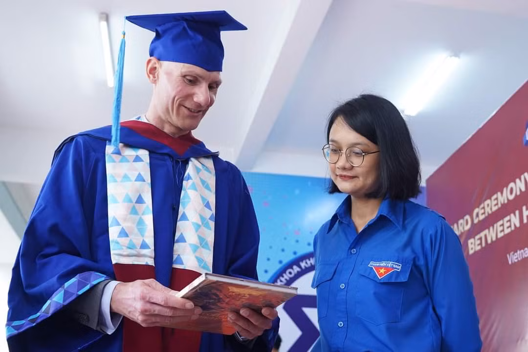 Chủ tịch Hội Sinh viên TP. HCM Trần Thu Hà (bên trái) tặng "Tủ sách Việt Nam" đến đại diện trường ĐH Khoa học Ứng dụng và Nghệ thuật Tây Bắc Thụy Sĩ.