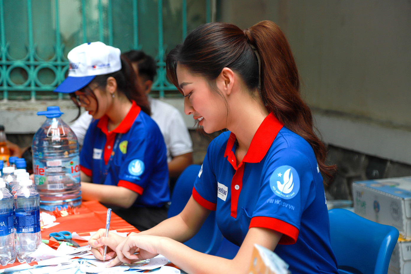 Lương Thùy Linh tự tay viết lời chúc dành cho sĩ tử. Lương Thùy Linh tự tay viết lời chúc dành cho sĩ tử.