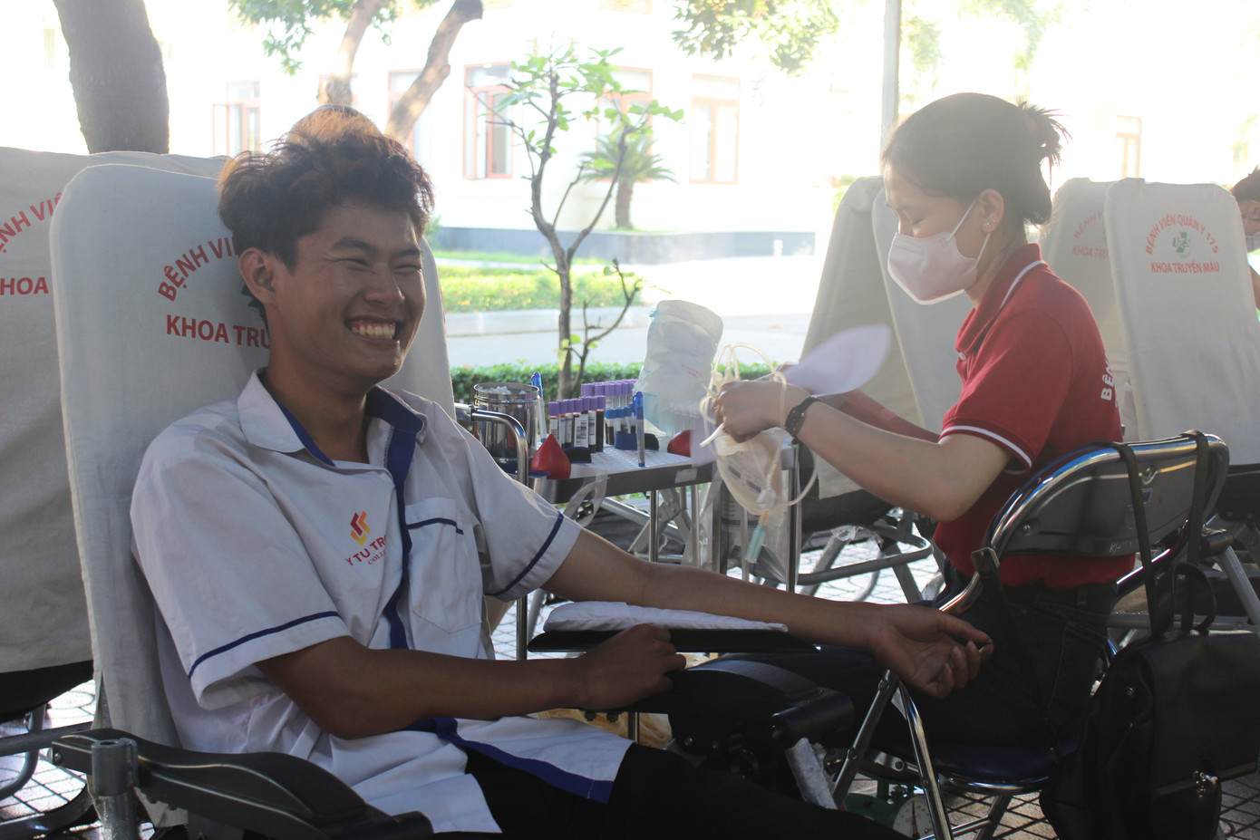 Các tình nguyện viên tham gia hiến máu luôn mỉm cười vì đã góp những giọt máu của mình vào ngân hàng máu chung phục vụ công tác cứu người.