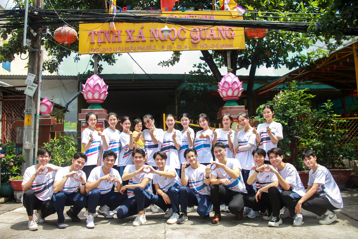 Trần Bá Tân (thứ tư, từ phải sang) cùng Top 20 thí sinh tham gia hoạt động thiện nguyện tại Tịnh xá Ngọc Quang. (Ảnh: BTC)