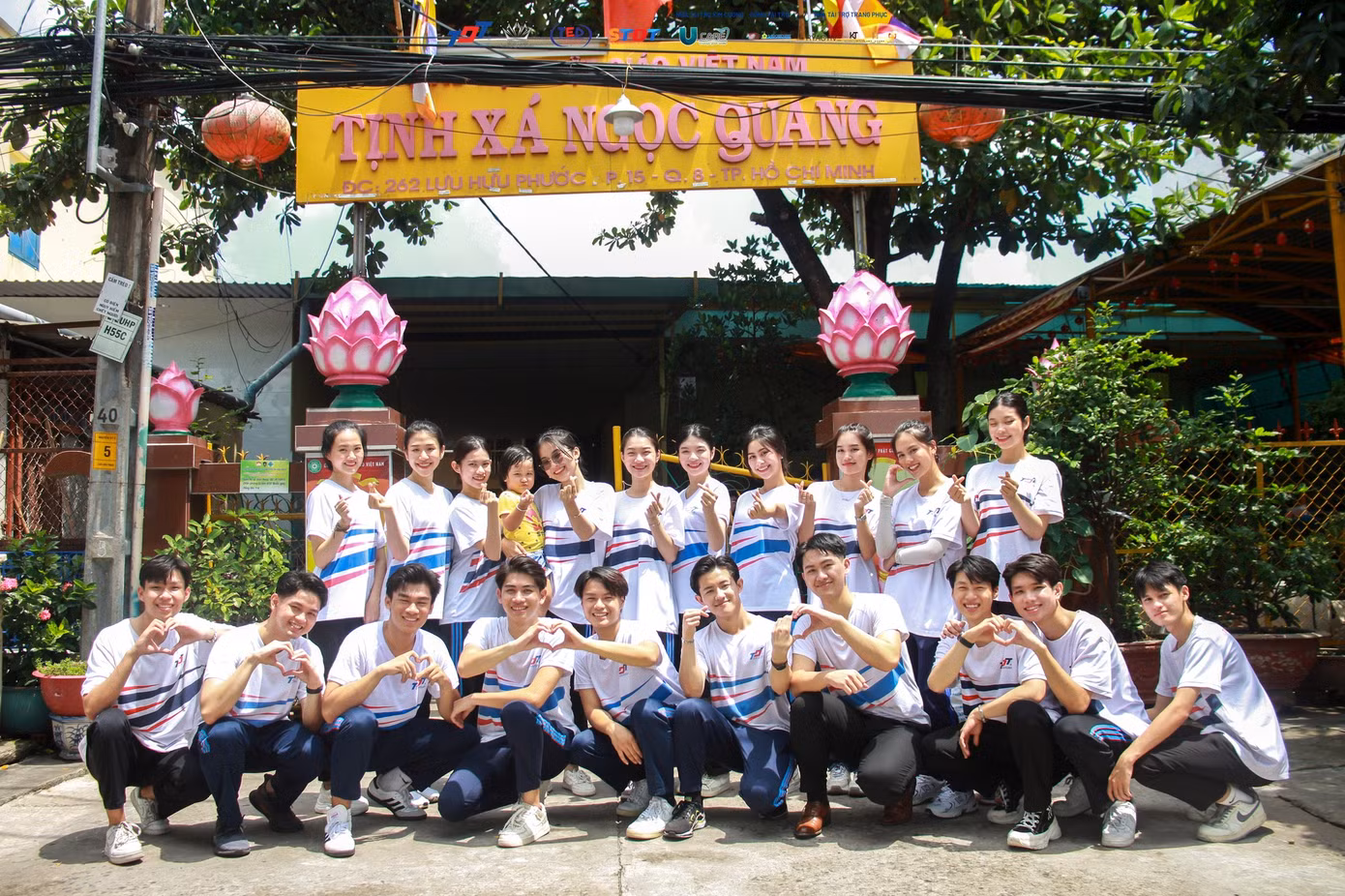 Trần Bá Tân (thứ tư, từ phải sang) cùng Top 20 thí sinh tham gia hoạt động thiện nguyện tại Tịnh xá Ngọc Quang. (Ảnh: BTC)
