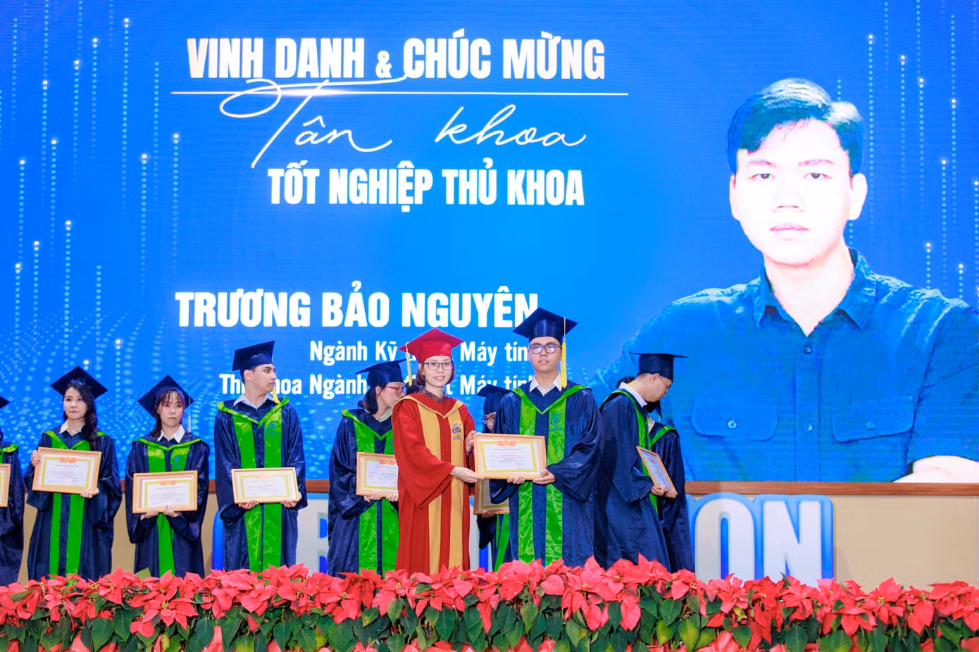 Thủ khoa Kỹ thuật Máy tính tiếp tục với những hoài bão trong tương lai. Thủ khoa Kỹ thuật Máy tính tiếp tục với những hoài bão trong tương lai.