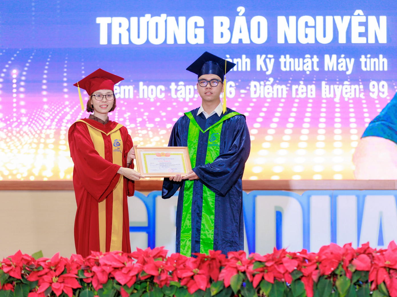 Tấm bằng trên tay là minh chứng cho sự nỗ lực, cố gắng của nam sinh viên xứ Huế.
