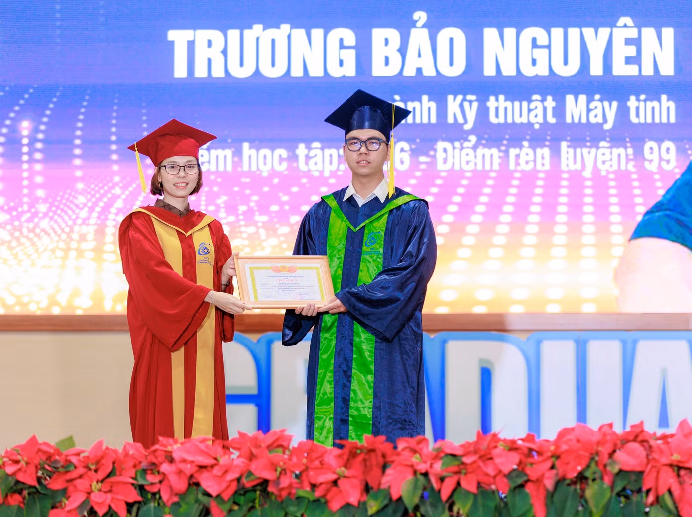 Tấm bằng trên tay là minh chứng cho sự nỗ lực, cố gắng của nam sinh viên xứ Huế. Tấm bằng trên tay là minh chứng cho sự nỗ lực, cố gắng của nam sinh viên xứ Huế.