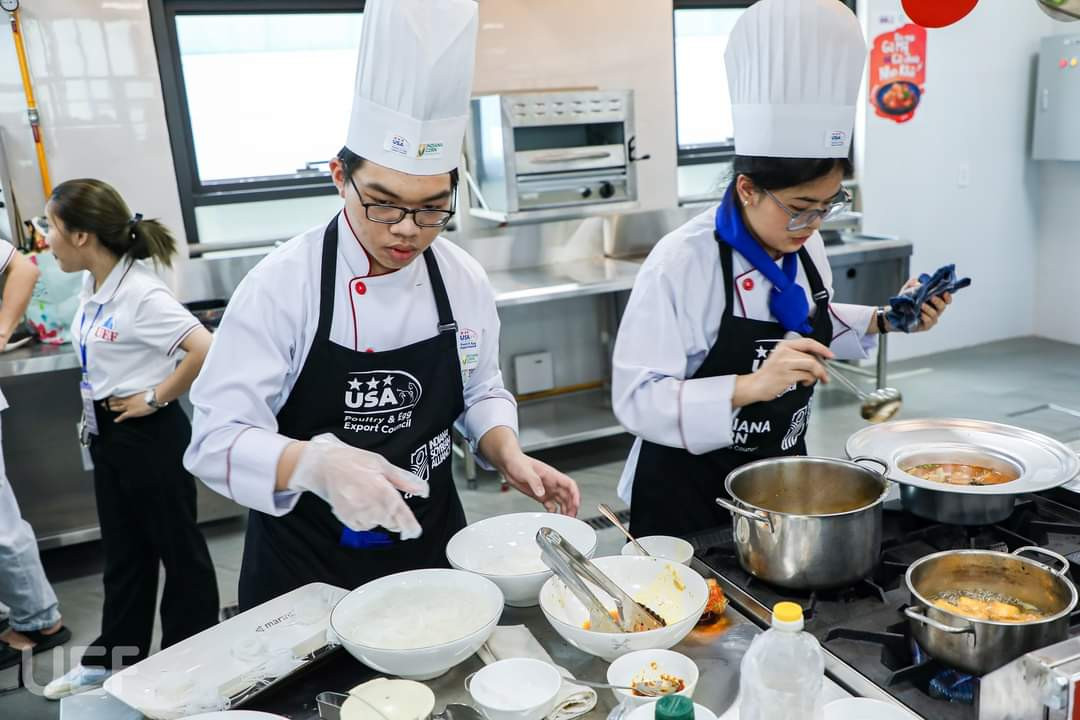 Các thí sinh đang nỗ lực hoàn thành món ăn.