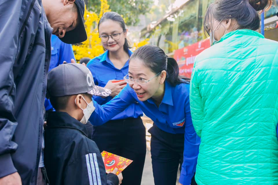 Người lao động phấn khởi khi nhận được vé miễn phí về quê và nhận được những phần quà từ chương trình. (Ảnh: TLTĐ)