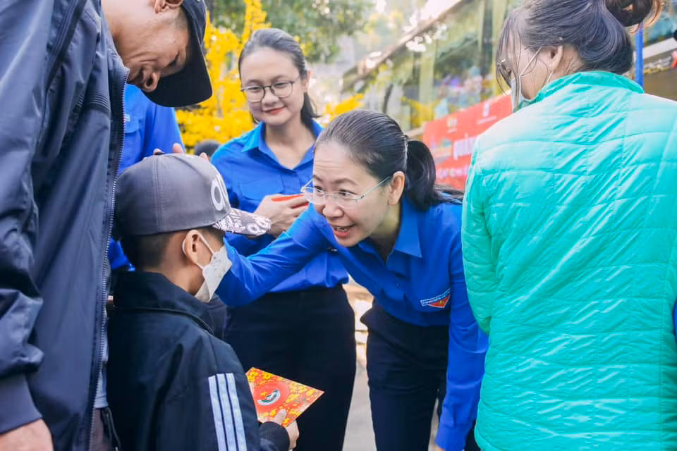 Người lao động phấn khởi khi nhận được vé miễn phí về quê và nhận được những phần quà từ chương trình. (Ảnh: TLTĐ)