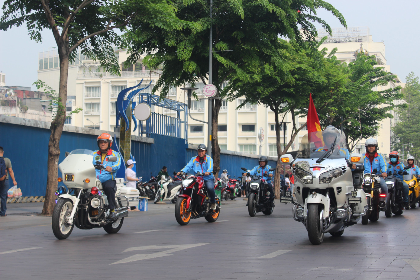 Dàn mô tô đặc chủng dẫn đoàn đi bộ.