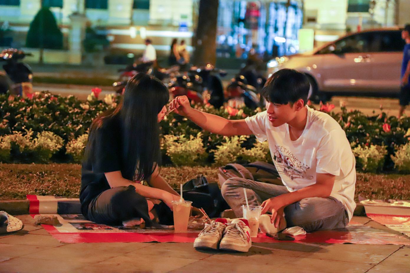 Với thời tiết dễ chịu, nên ngoài rạp phim, trung tâm thương mại thì các quán ăn vỉa hè cũng là nơi mà nhiều cặp đôi lựa chọn để hẹn hò vào dịp này.