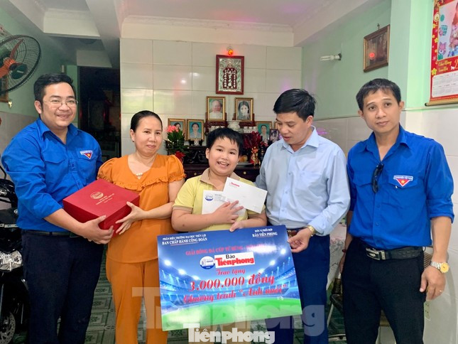 Đoàn Thanh niên báo Tiền Phong cùng trường ĐH Thuỷ lợi trao quà cho gia đình chị Phương ngày 28/4.