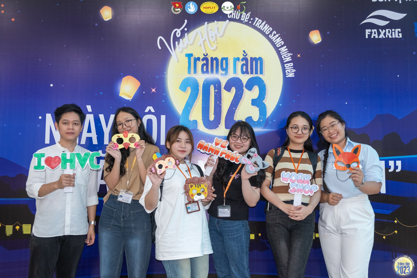 Sinh viên check-in cùng sản phẩm handmade. (Ảnh: CLB)