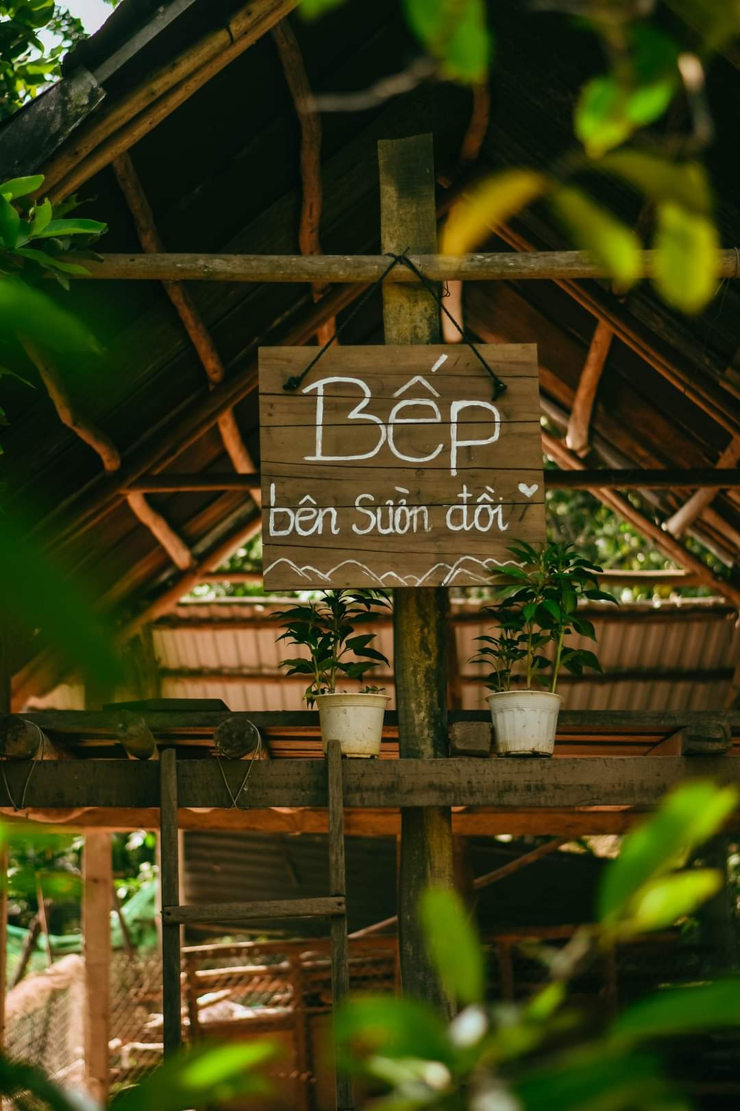 “Bếp bên sườn đồi” được Duy Tài cải tạo từ căn nhà kho sau nhà.