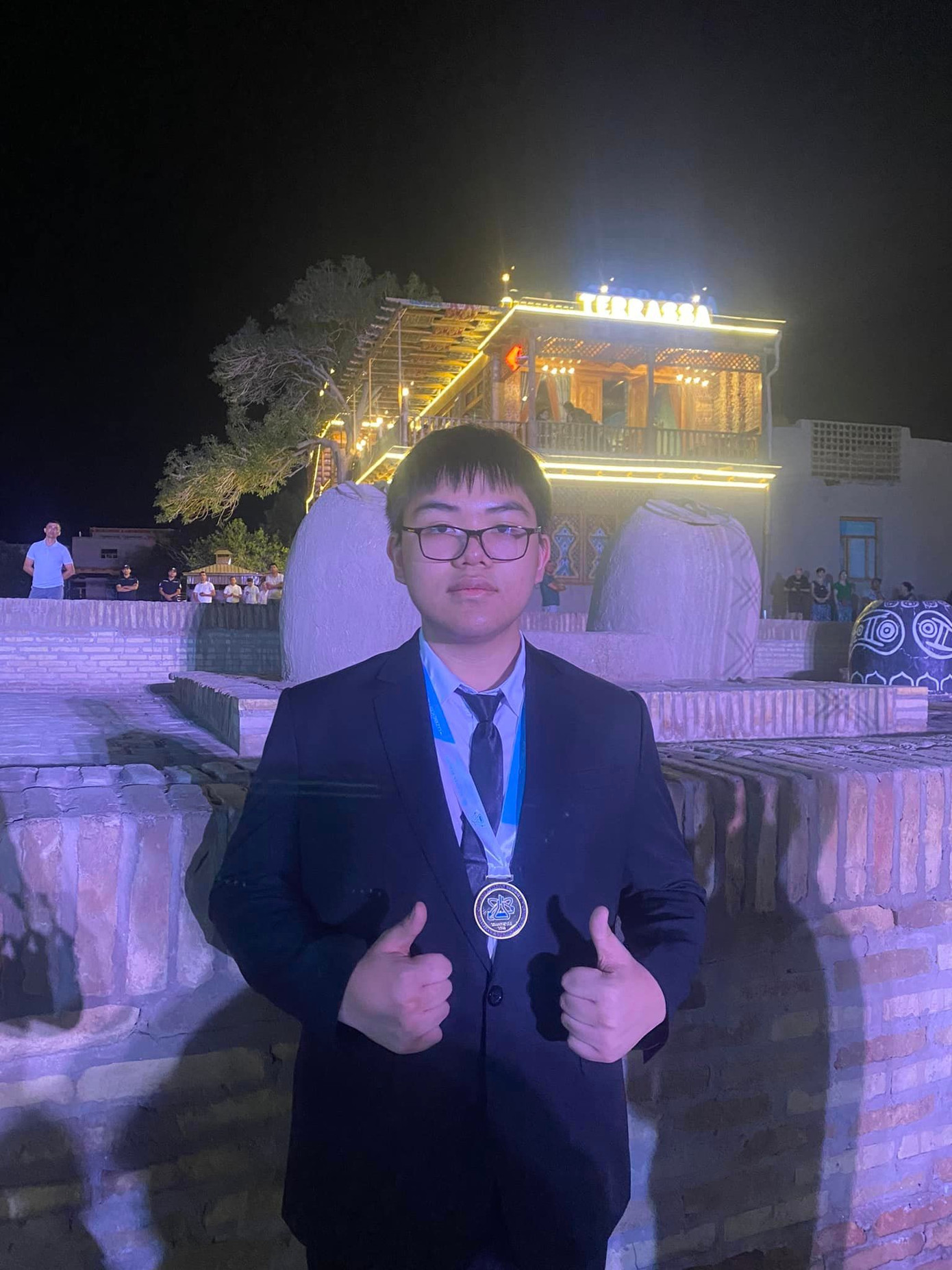 Đỗ Phú Quốc cùng chiếc Huy chương Vàng danh giá tại kỳ thi Hóa học Quốc tế Abu Reikhan Beruniy. (Ảnh: NVCC) Đỗ Phú Quốc cùng chiếc Huy chương Vàng danh giá tại kỳ thi Hóa học Quốc tế Abu Reikhan Beruniy. (Ảnh: NVCC)