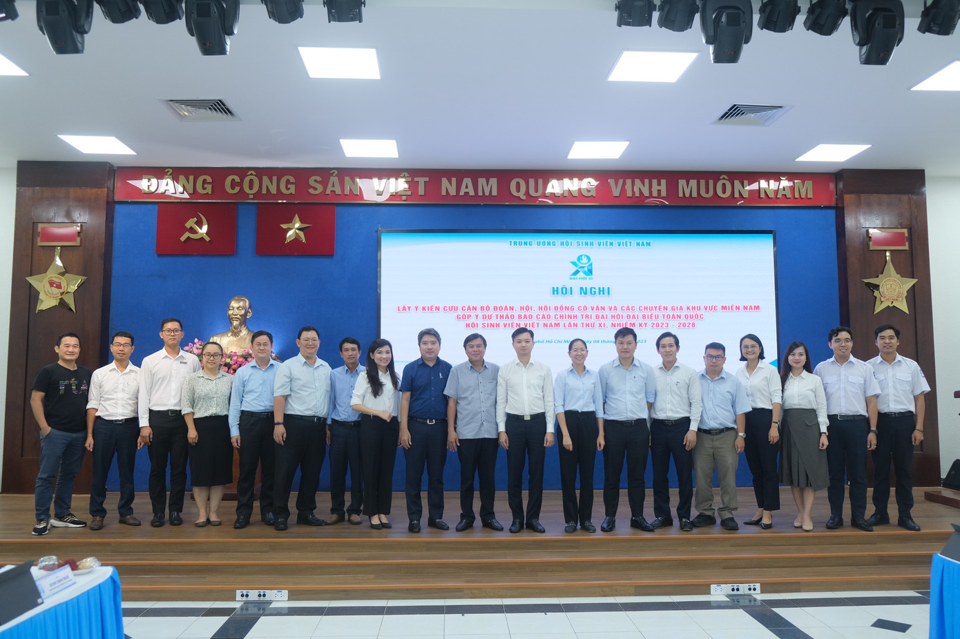 Các đại biểu cùng chụp hình lưu niệm tại Hội nghị.