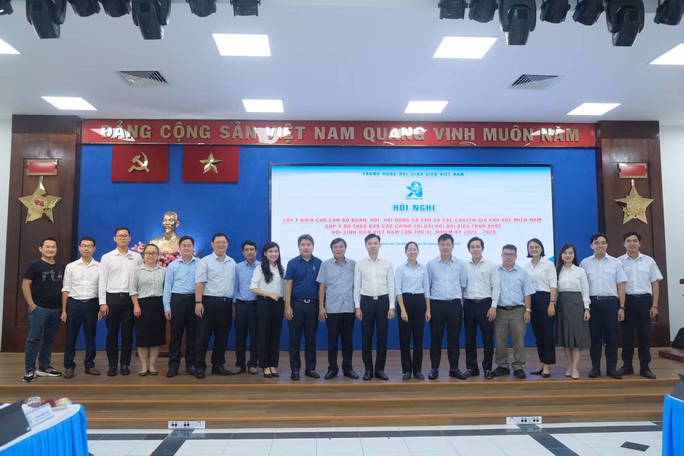 Các đại biểu cùng chụp hình lưu niệm tại Hội nghị. Các đại biểu cùng chụp hình lưu niệm tại Hội nghị.