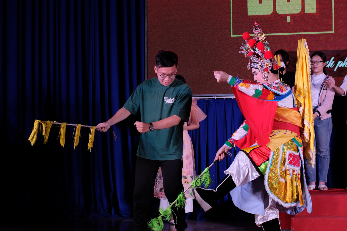 Sinh viên giao lưu cùng nghệ sĩ hát bội.