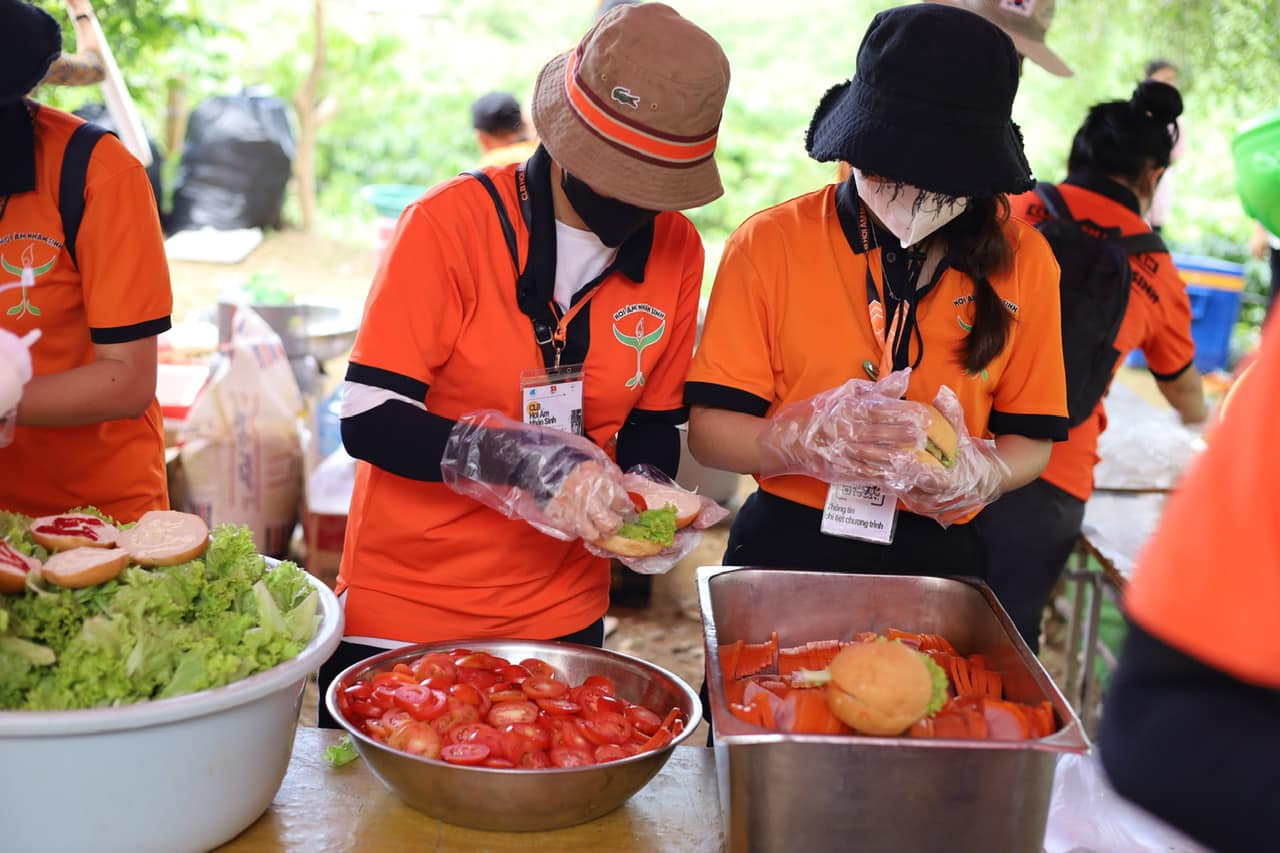 Các tình nguyện viên tất bật chuẩn bị cho công tác tình nguyện mùa Trung Thu tại Làng H’Mông. (Ảnh: NVCC) Các tình nguyện viên tất bật chuẩn bị cho công tác tình nguyện mùa Trung Thu tại Làng H’Mông. (Ảnh: NVCC)