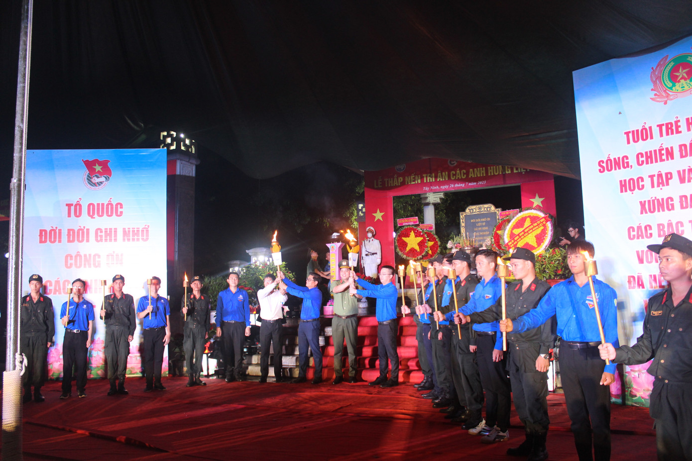 Nghi thức nhận ngọn đuốc từ các lãnh đạo, thế hệ đi trước.