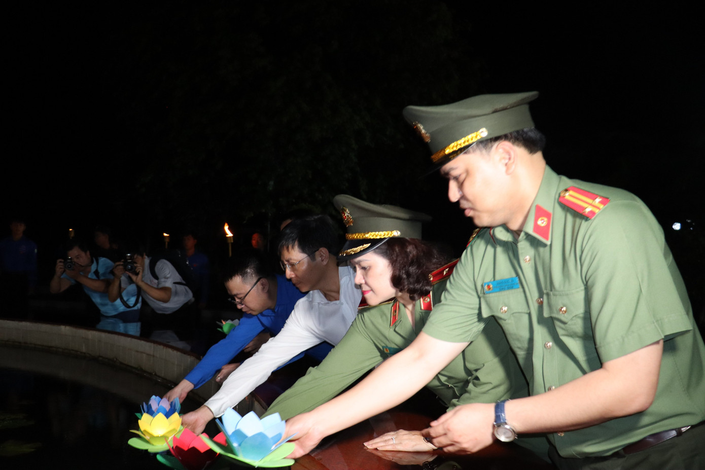 Các đại biểu thực hiện nghi thức thả hoa đăng tại Nghĩa trang Liệt sĩ Tân Biên.