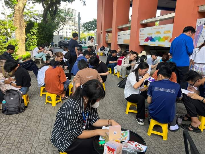 “Không gian chữa lành” do các bạn sinh viên trường ĐH Khoa học Tự nhiên tổ chức. (Ảnh: Fanpage) “Không gian chữa lành” do các bạn sinh viên trường ĐH Khoa học Tự nhiên tổ chức. (Ảnh: Fanpage)