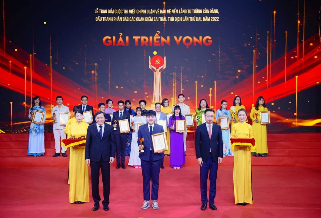 Bá Khải nhận giải Triển vọng tại Lễ trao giải “Cuộc thi viết chính luận về bảo vệ nền tảng tư tưởng của Đảng, đấu tranh phản bác các quan điểm sai trái, thù địch" lần thứ hai.