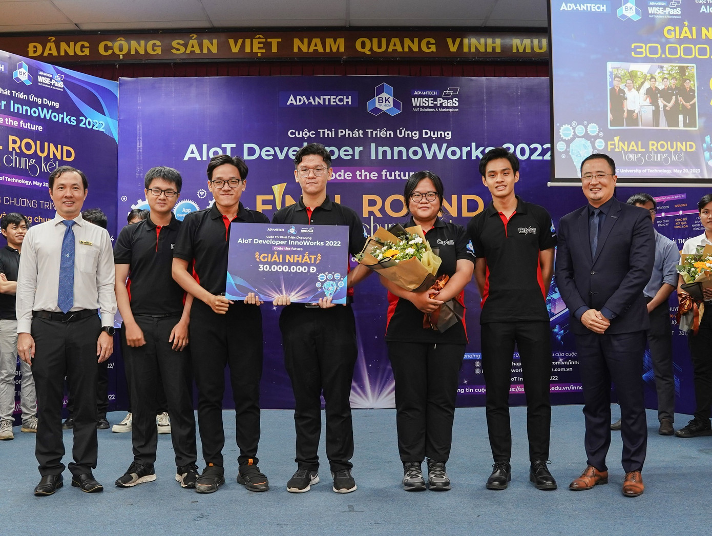 Với tính thiết thực, đội "SNIG" với dự án Máy lọc nước thông minh giám sát hành vi và sức khỏe con người (Smart water purifier monitors human behavior and health) xuất sắc đoạt Quán quân. (Ảnh: ĐHBK) Với tính thiết thực, đội "SNIG" với dự án Máy lọc nước thông minh giám sát hành vi và sức khỏe con người (Smart water purifier monitors human behavior and health) xuất sắc đoạt Quán quân. (Ảnh: ĐHBK)