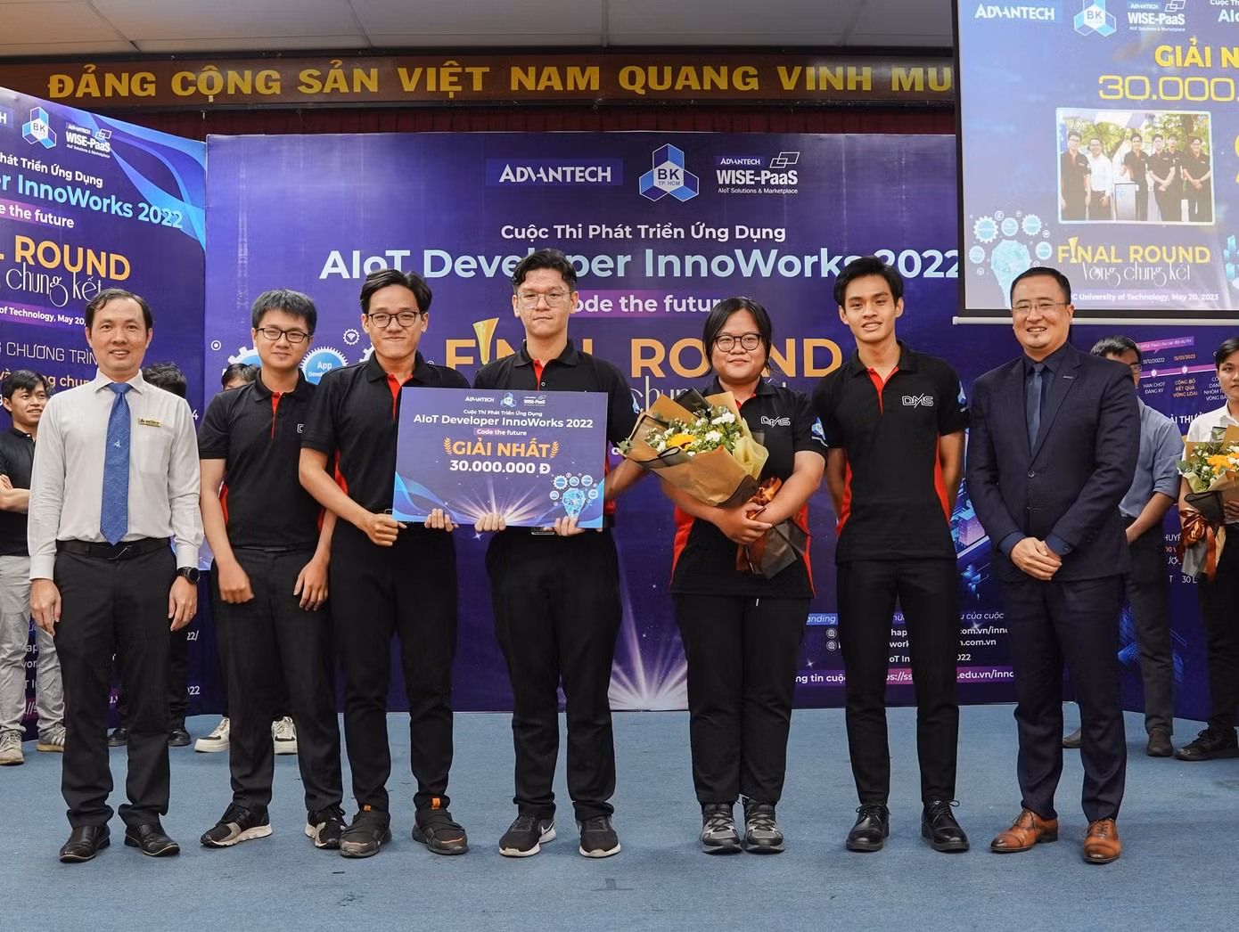 Với tính thiết thực, đội "SNIG" với dự án Máy lọc nước thông minh giám sát hành vi và sức khỏe con người (Smart water purifier monitors human behavior and health) xuất sắc đoạt Quán quân. (Ảnh: ĐHBK)