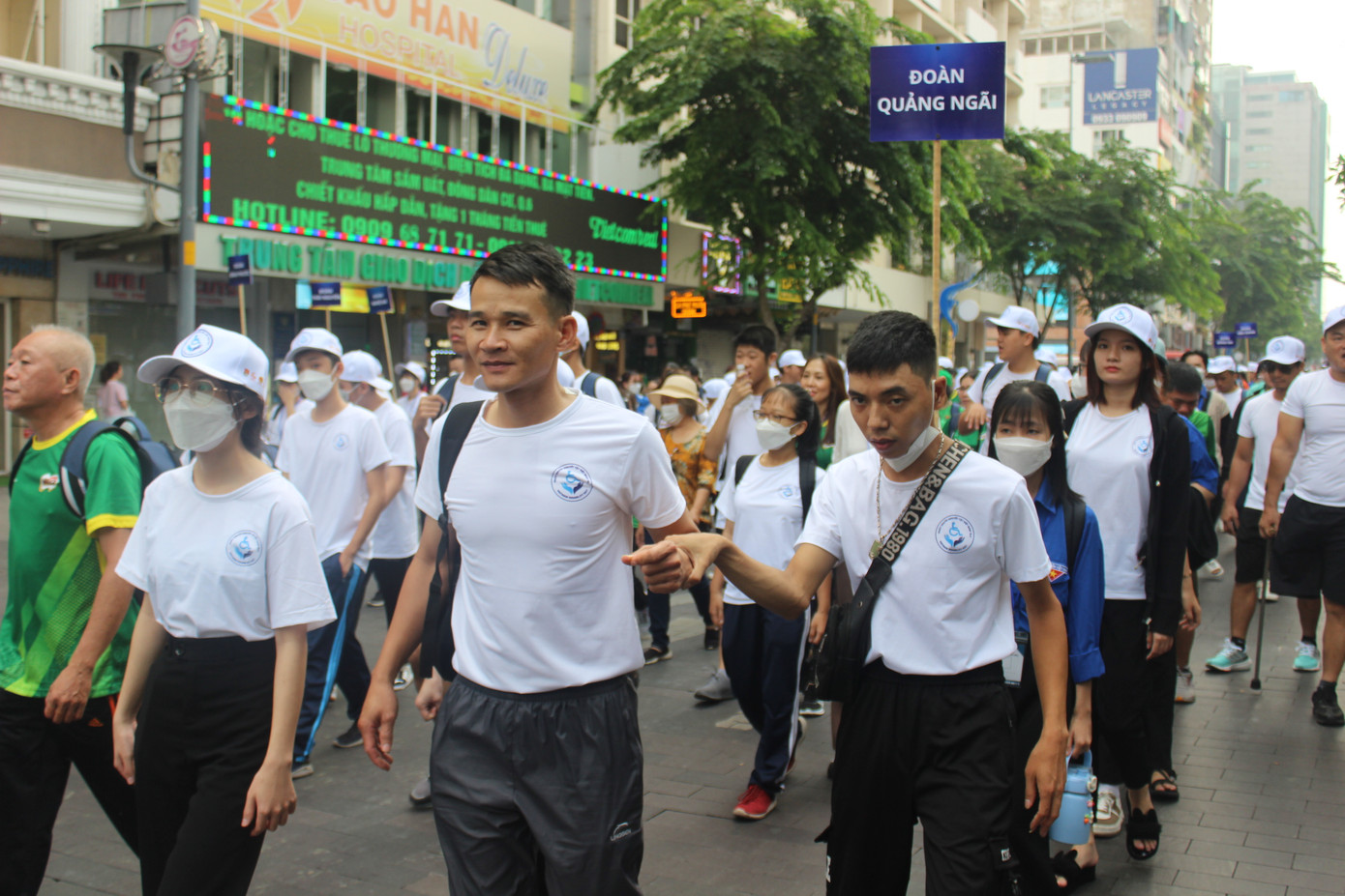 Đông đảo bạn trẻ TP. HCM cùng đi bộ đồng hành cùng người khuyết tật.