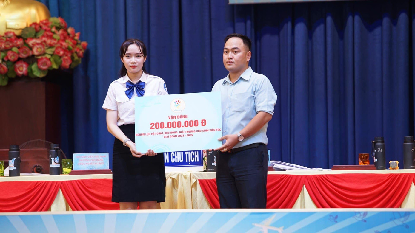 Những nguồn lực hỗ trợ sinh viên được trao tặng trong Đại hội. (Ảnh: TLTĐ)