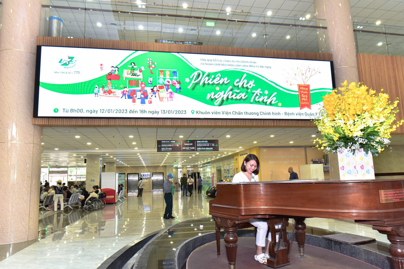1 góc xuân tại sảnh bệnh viện.