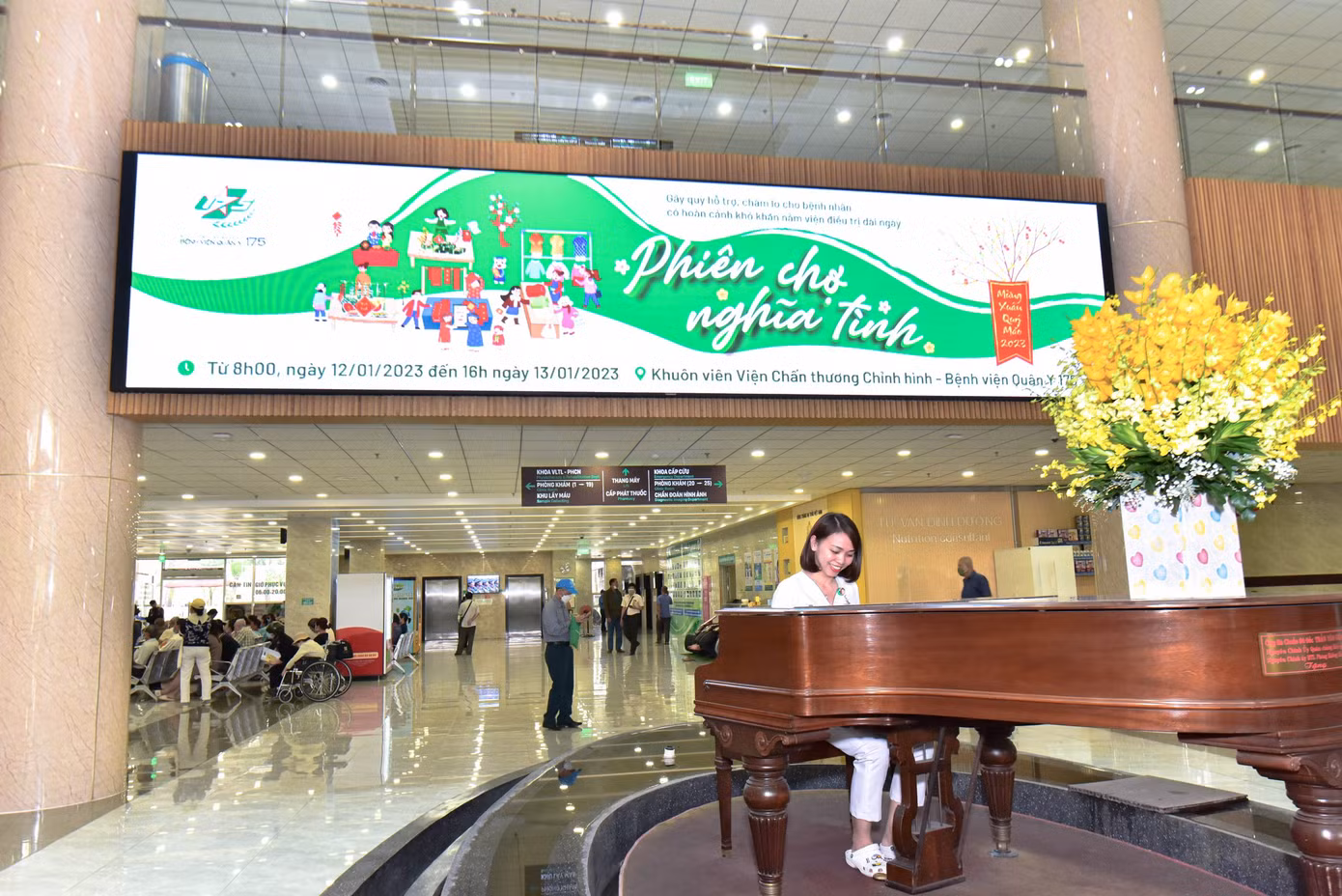 1 góc xuân tại sảnh bệnh viện.